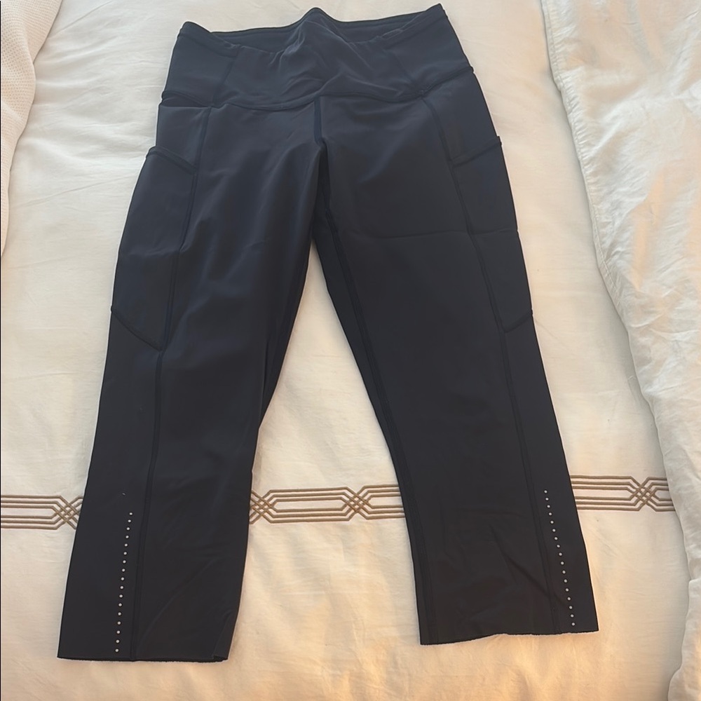 LULULEMON navy Cropped Leggings with Side Pockets size 4 nylon lycra